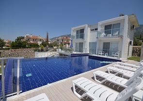 Вилла с частным бассейном и садом в Оваджик