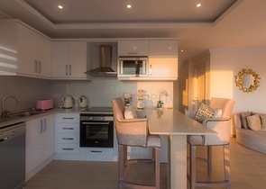 Вилла с частным бассейном и садом в Оваджик