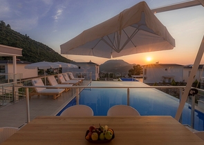 Вилла с частным бассейном и садом в Оваджик