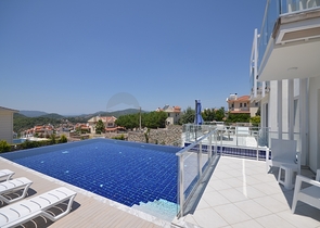 Вилла с частным бассейном и садом в Оваджик