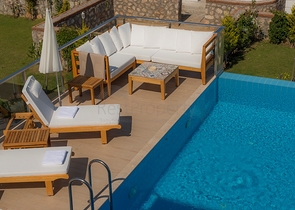 Вилла с частным бассейном и садом в Оваджик