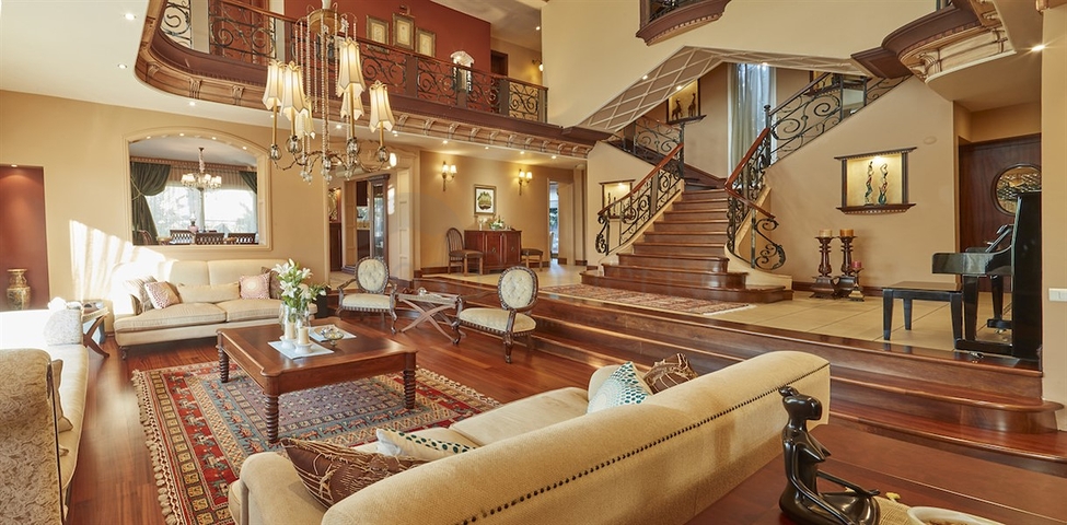 Элитный трехэтажный особняк в Измире