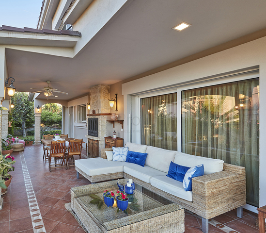 Элитный трехэтажный особняк в Измире