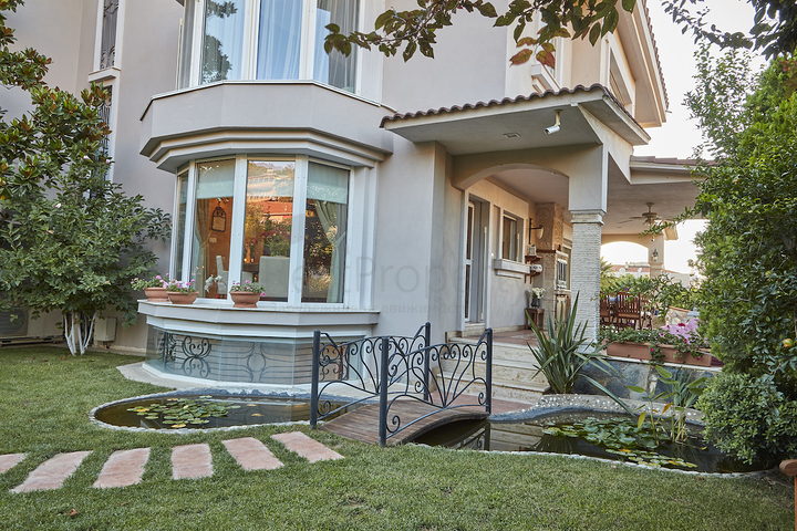 Элитный трехэтажный особняк в Измире