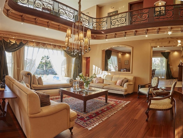 Элитный трехэтажный особняк в Измире