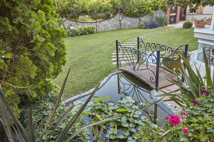 Элитный трехэтажный особняк в Измире