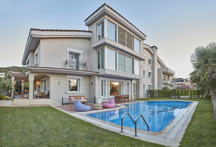 Элитный трехэтажный особняк в Измире