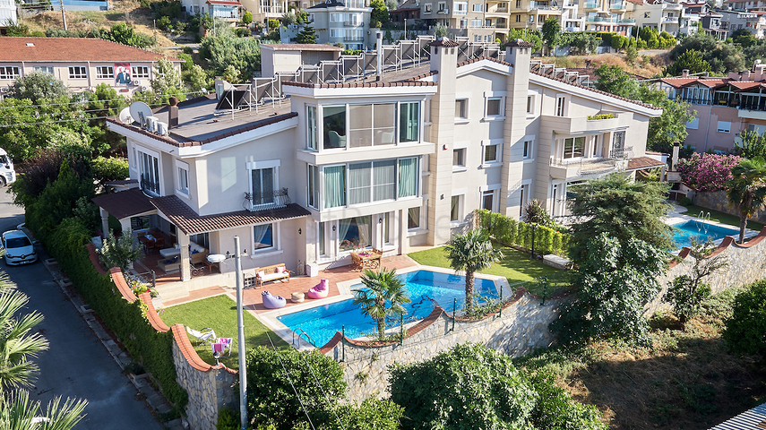 Элитный трехэтажный особняк в Измире