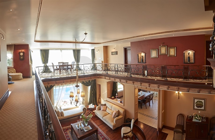 Элитный трехэтажный особняк в Измире