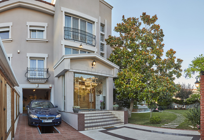 Элитный трехэтажный особняк в Измире