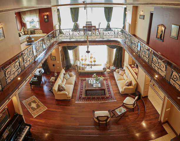 Элитный трехэтажный особняк в Измире