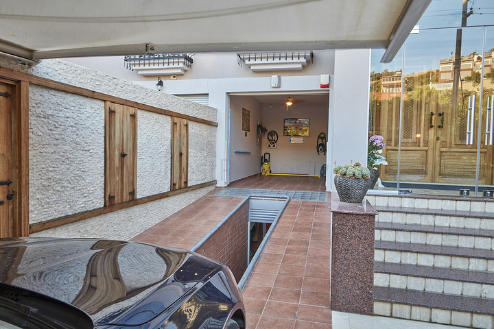 Элитный трехэтажный особняк в Измире