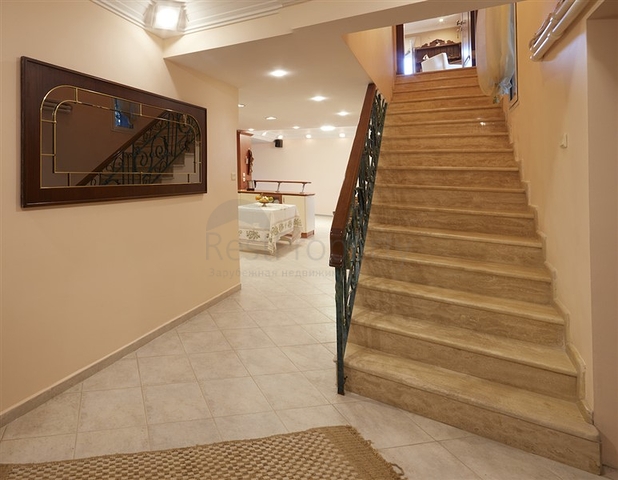 Элитный трехэтажный особняк в Измире