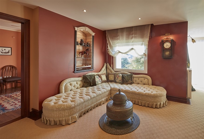 Элитный трехэтажный особняк в Измире