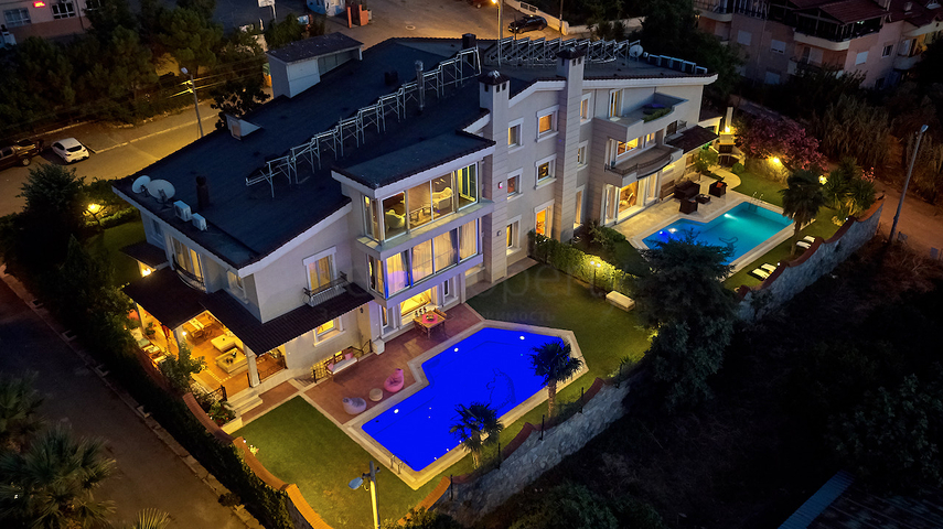 Элитный трехэтажный особняк в Измире