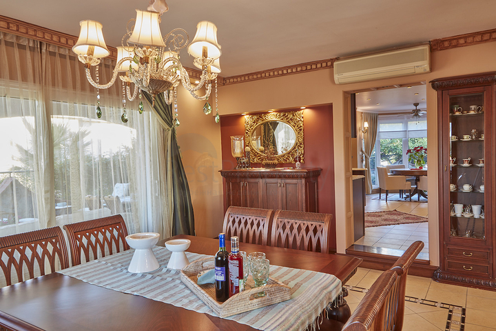 Элитный трехэтажный особняк в Измире