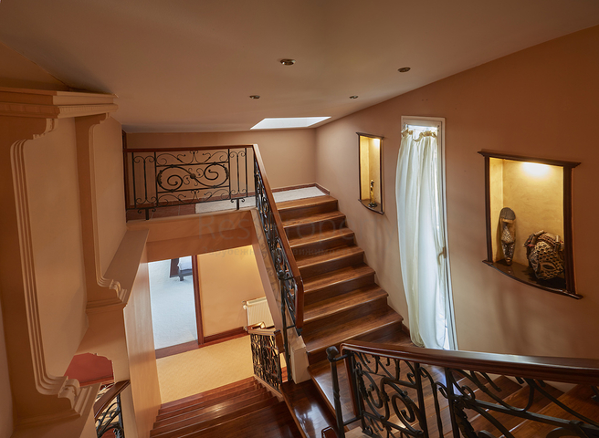 Элитный трехэтажный особняк в Измире