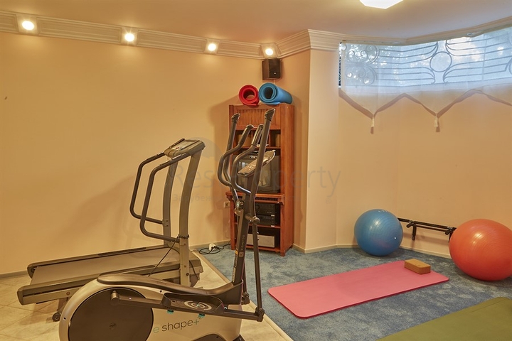 Элитный трехэтажный особняк в Измире