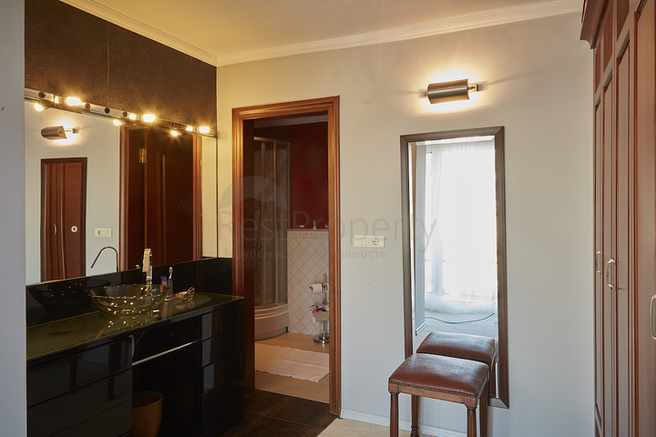 Элитный трехэтажный особняк в Измире