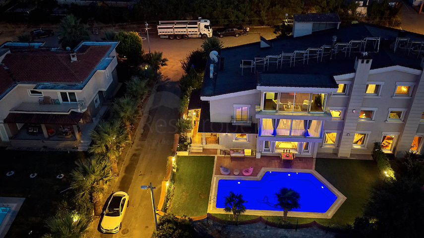 Элитный трехэтажный особняк в Измире