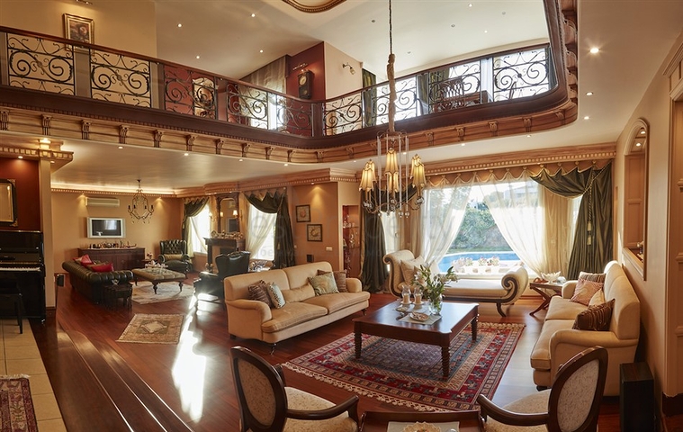 Элитный трехэтажный особняк в Измире