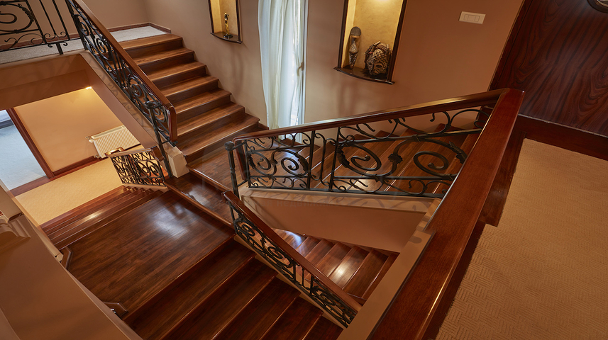 Элитный трехэтажный особняк в Измире