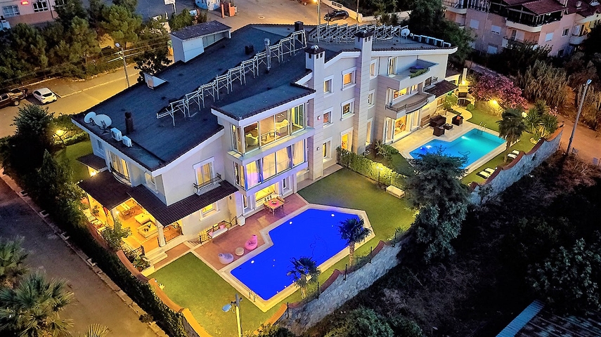 Элитный трехэтажный особняк в Измире