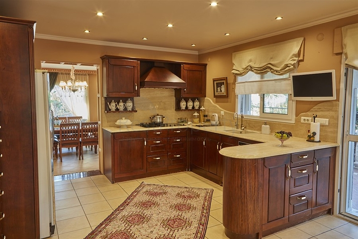 Элитный трехэтажный особняк в Измире