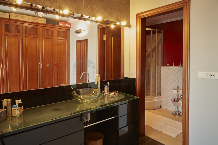 Элитный трехэтажный особняк в Измире