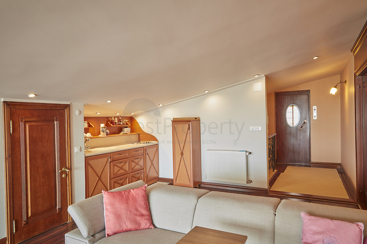 Элитный трехэтажный особняк в Измире