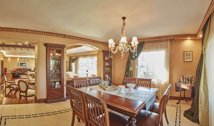 Элитный трехэтажный особняк в Измире