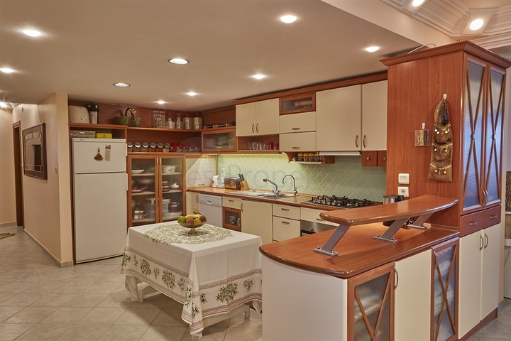 Элитный трехэтажный особняк в Измире