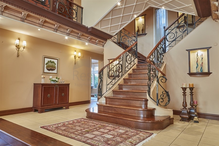 Элитный трехэтажный особняк в Измире