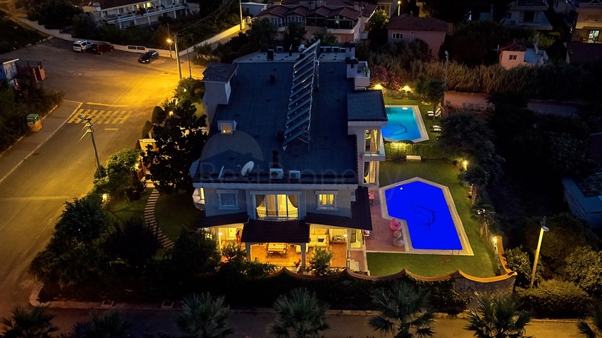 Элитный трехэтажный особняк в Измире