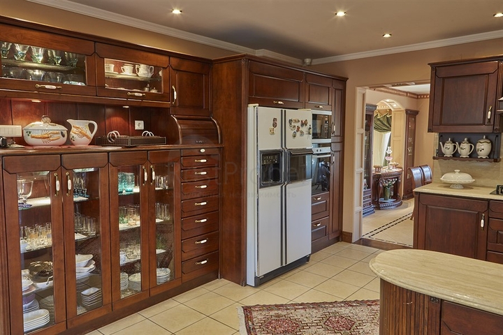 Элитный трехэтажный особняк в Измире