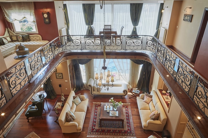 Элитный трехэтажный особняк в Измире