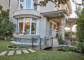 Элитный трехэтажный особняк в Измире