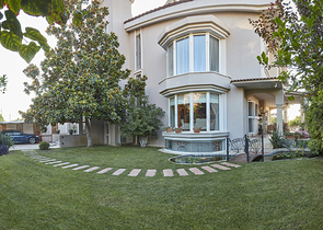 Элитный трехэтажный особняк в Измире