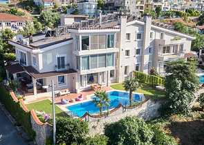 Элитный трехэтажный особняк в Измире