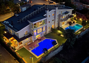 Элитный трехэтажный особняк в Измире