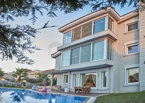 Элитный трехэтажный особняк в Измире