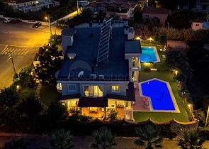 Элитный трехэтажный особняк в Измире