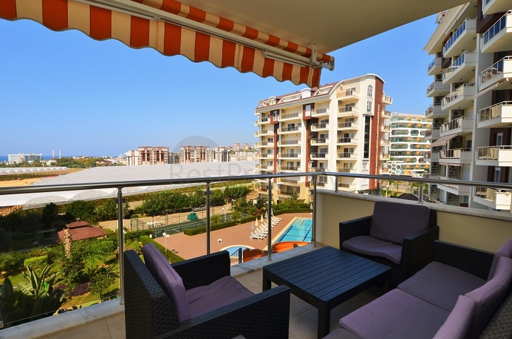 Трехкомнатная квартира с собственным пляжем в Авсалларе