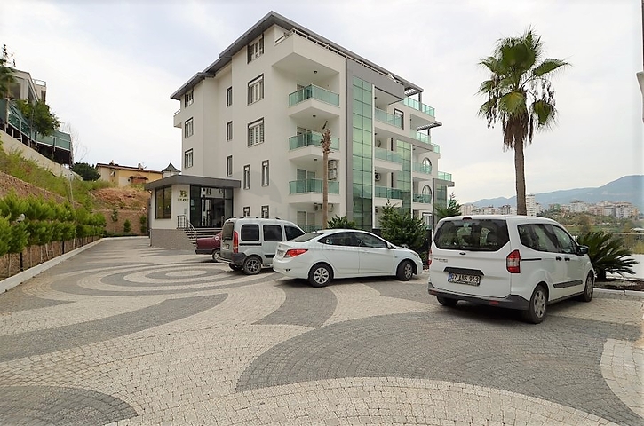 Роскошный двухуровневый пентхаус с видом на горы