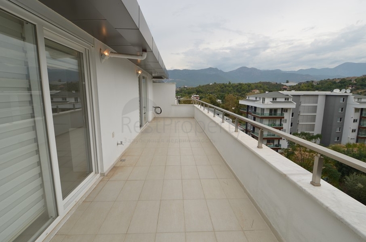 Роскошный двухуровневый пентхаус с видом на горы