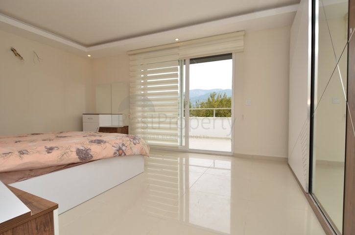 Роскошный двухуровневый пентхаус с видом на горы