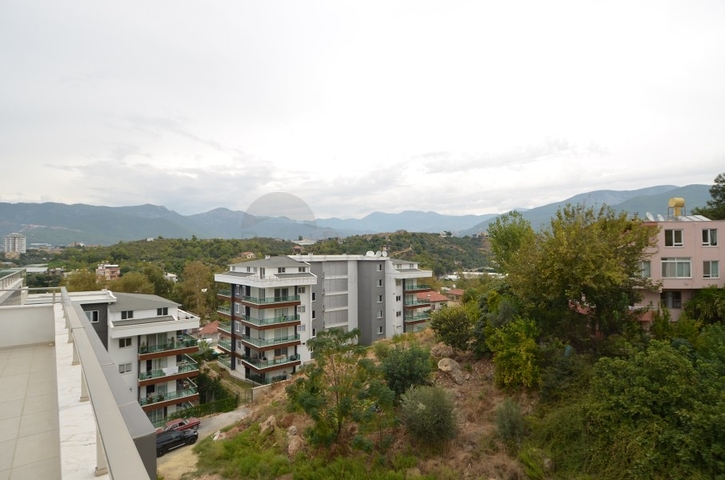 Роскошный двухуровневый пентхаус с видом на горы