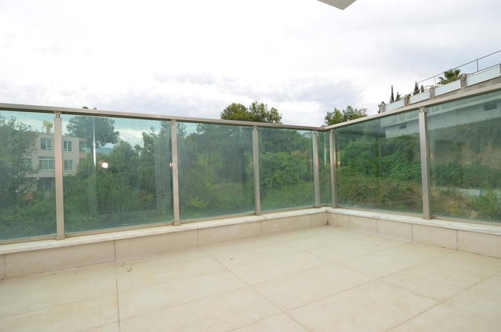 Роскошный двухуровневый пентхаус с видом на горы