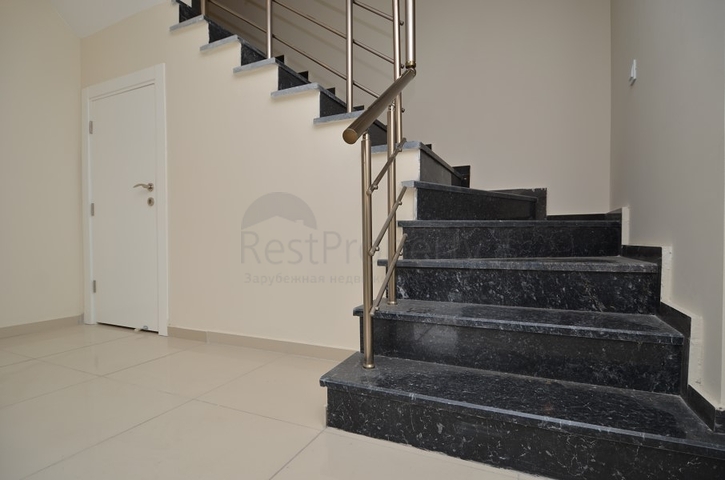 Роскошный двухуровневый пентхаус с видом на горы