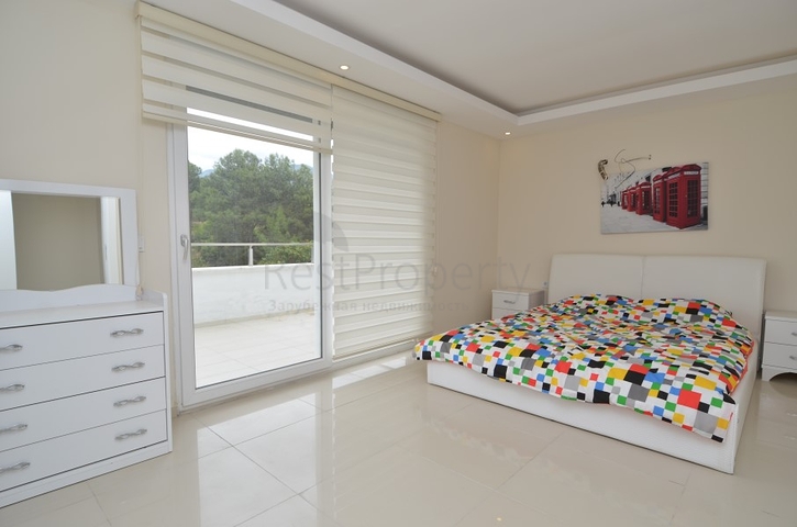 Роскошный двухуровневый пентхаус с видом на горы